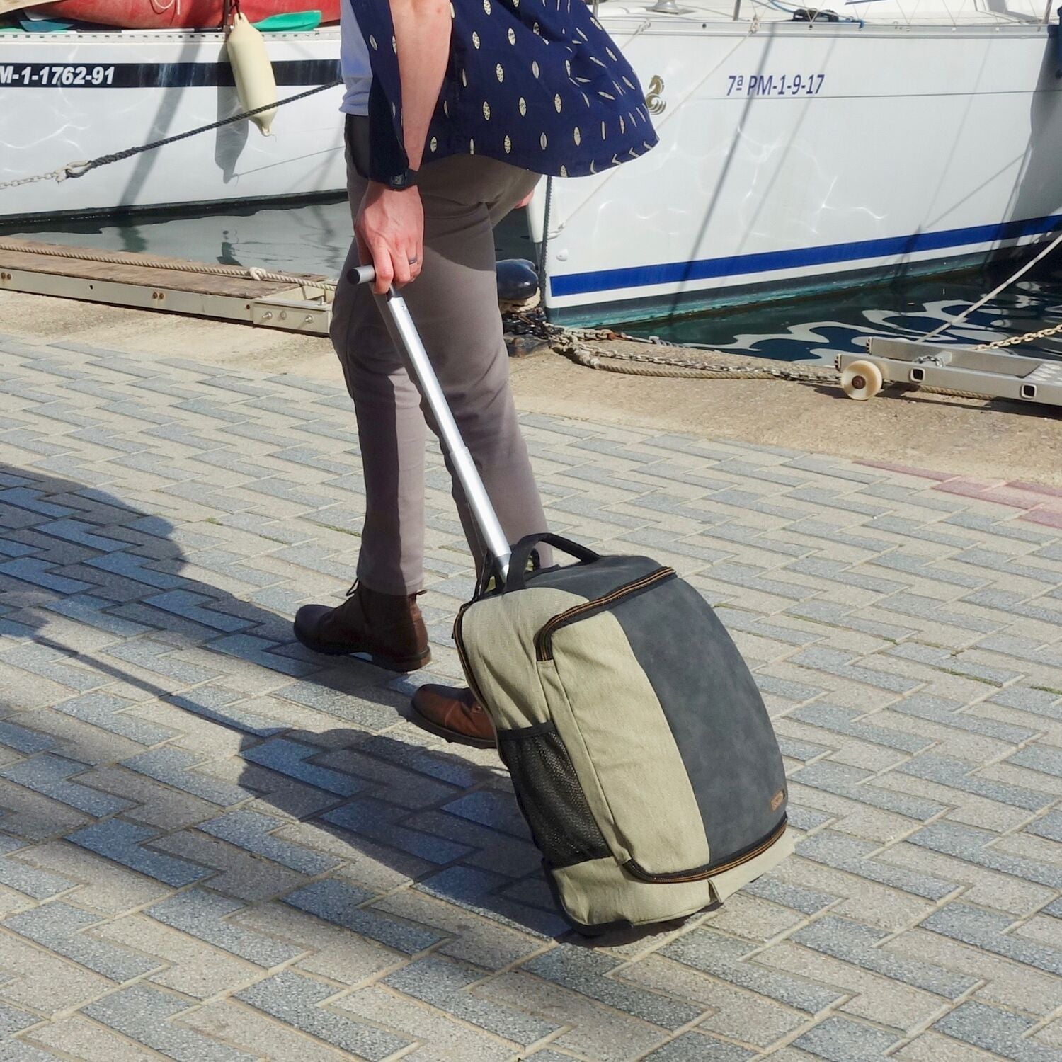 cabin-max-manhattan-30l-hybrid-trolley-rucksack-45x35x20cm image 2