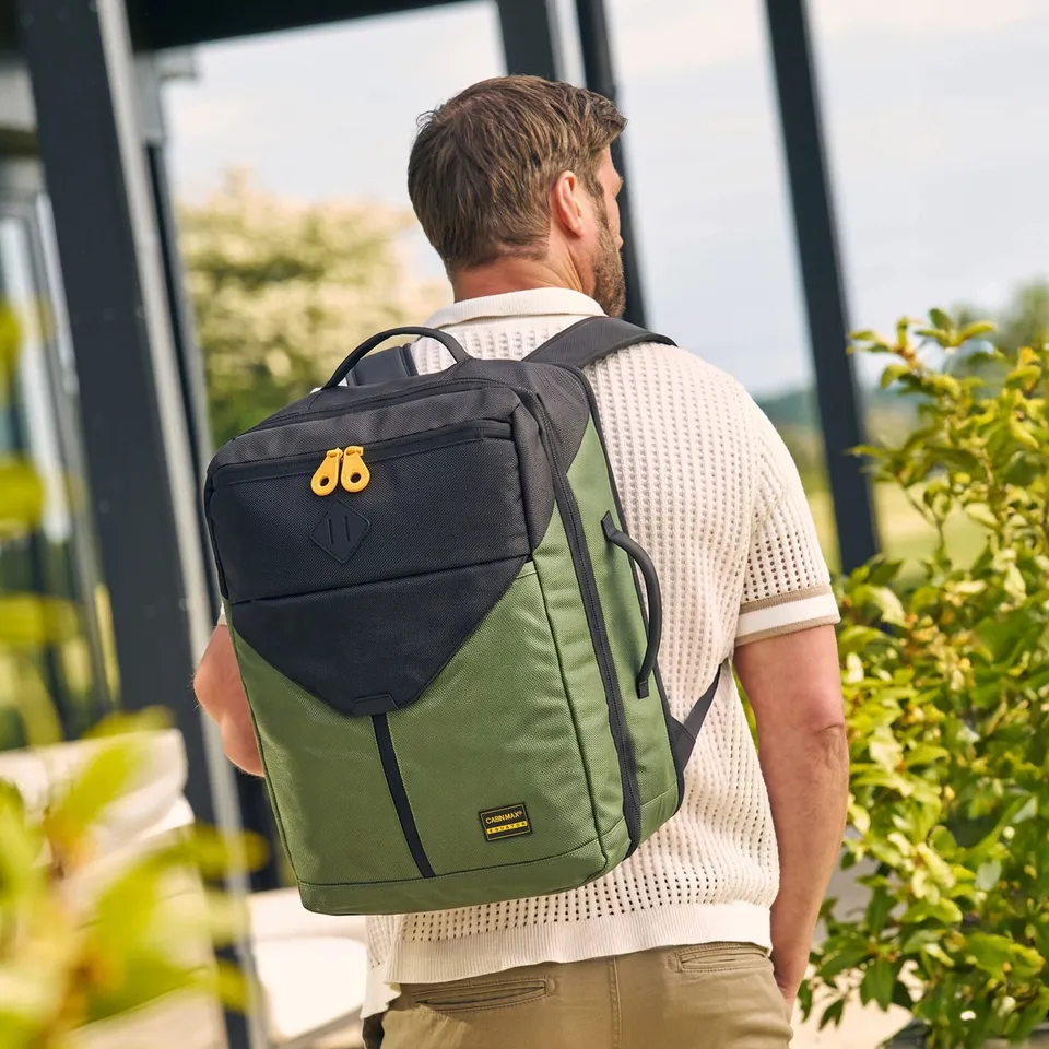 cabin-max-equator-x-rucksack-30l-45x36x20-inca-green-laptop image 1